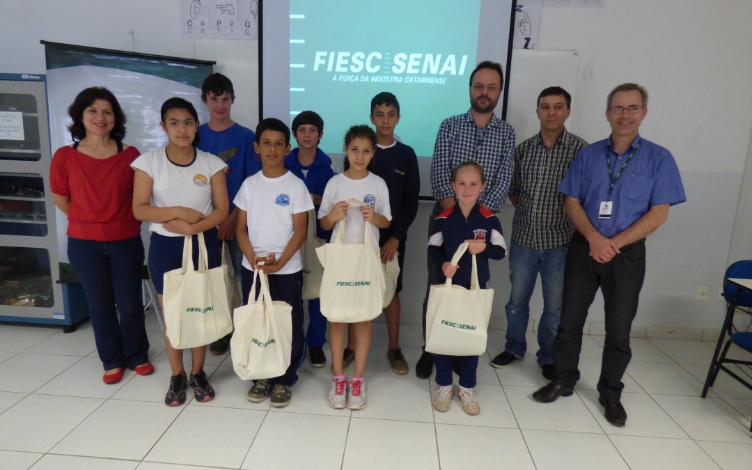 SENAI de Pomerode doa sete computadores a alunos de escolas públicas do município