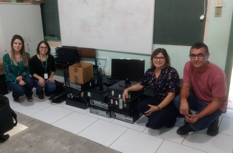 Unimed Blumenau doa computadores para escolas do município