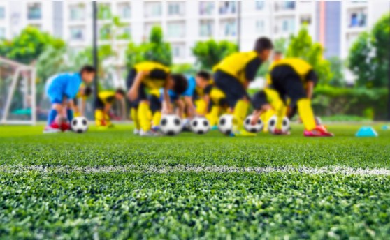 Esporte na infância: conheça os benefícios da escolinha de futebol