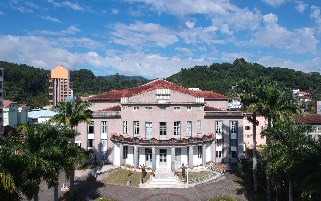 Teatro Carlos Gomes ganha projeção noturna sobre saúde