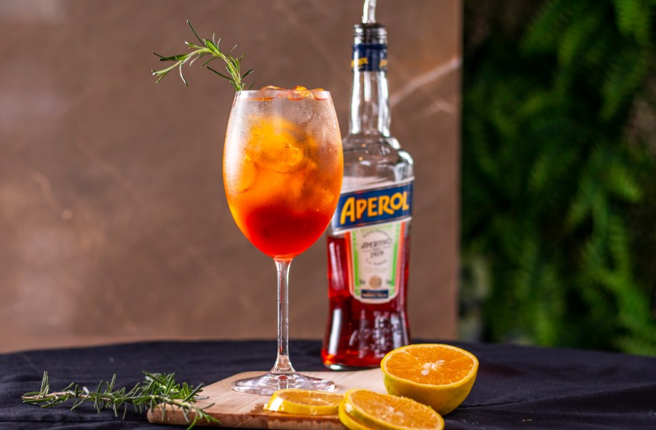 Aprenda a receita do drink Aperol Spritz, a base de espumante para curtir o Carnaval em casa